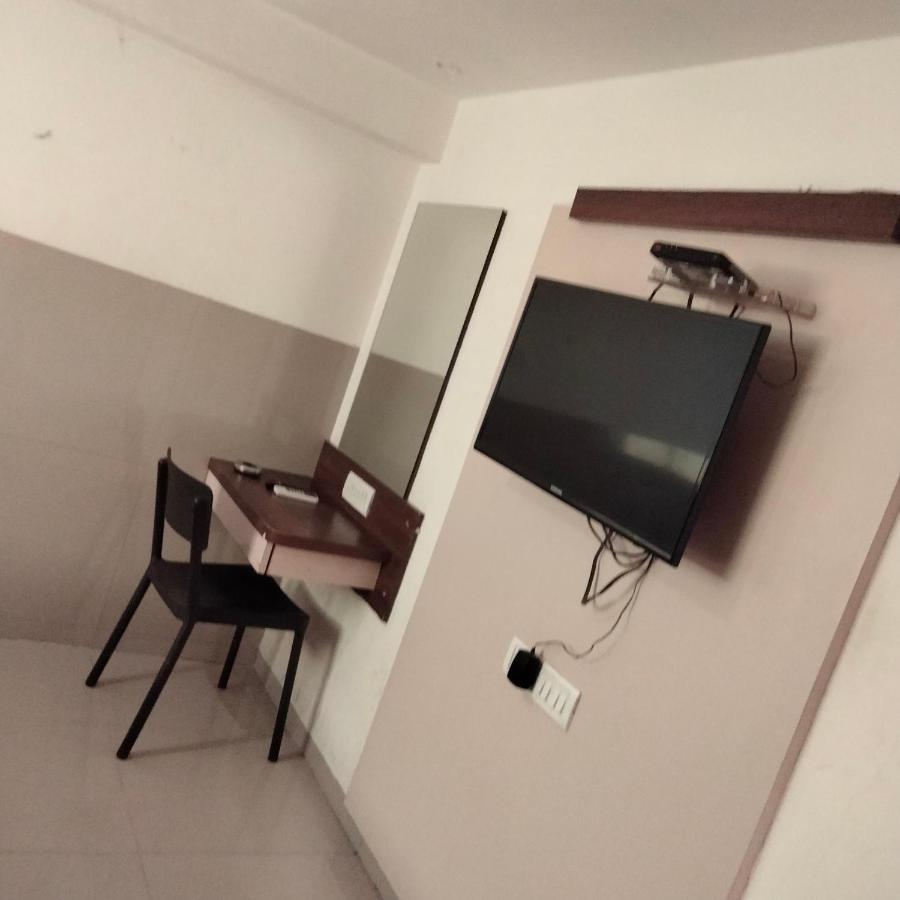 Hotel Everest Lodging Navi Mumbai Exterior photo